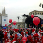 Oki in Piazza Duomo a Milano - Babbi Natale